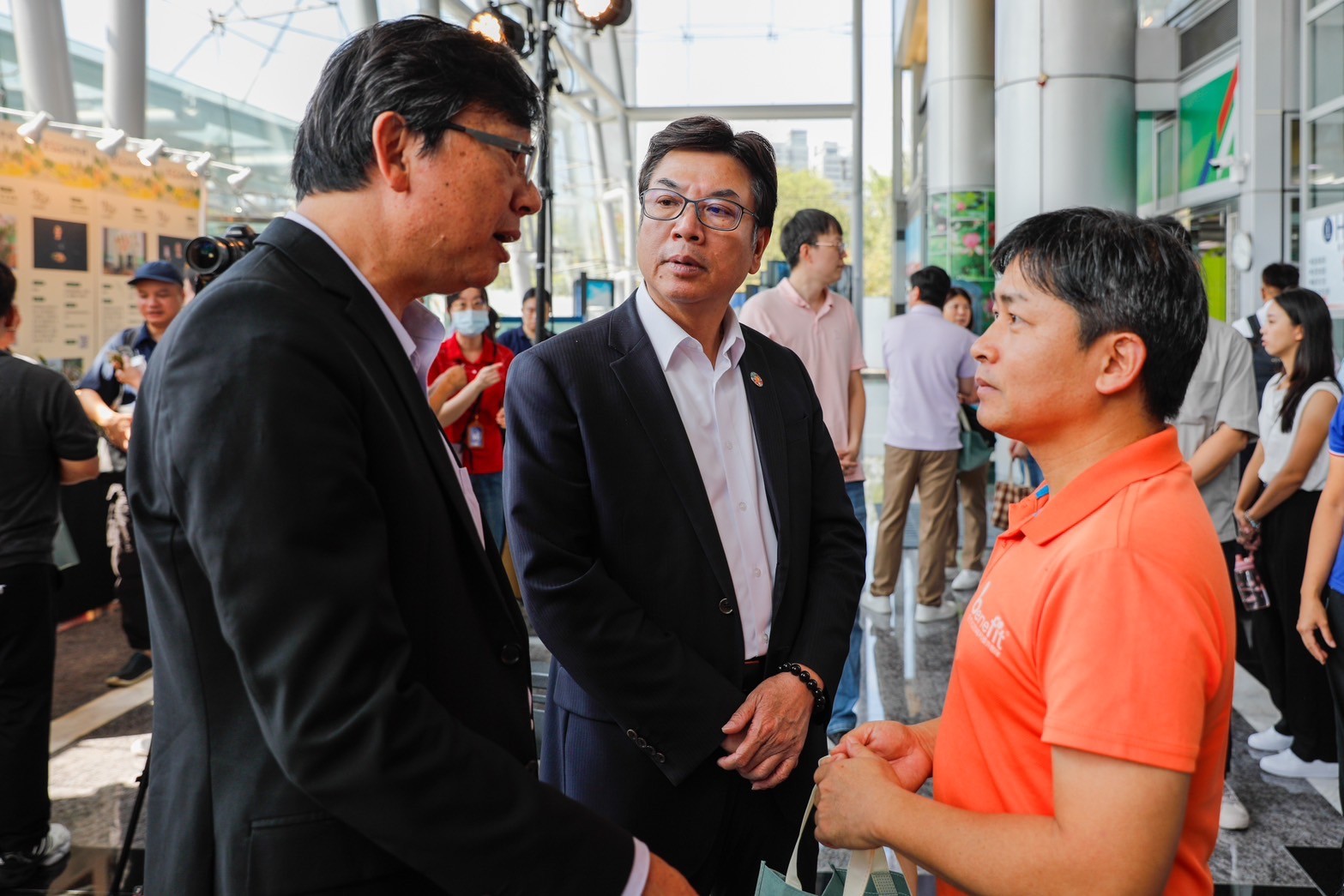 新北市副市長劉和然(中)與竹科福委股份有限公司董事長施世昌(右)交流農業與科技業永續_