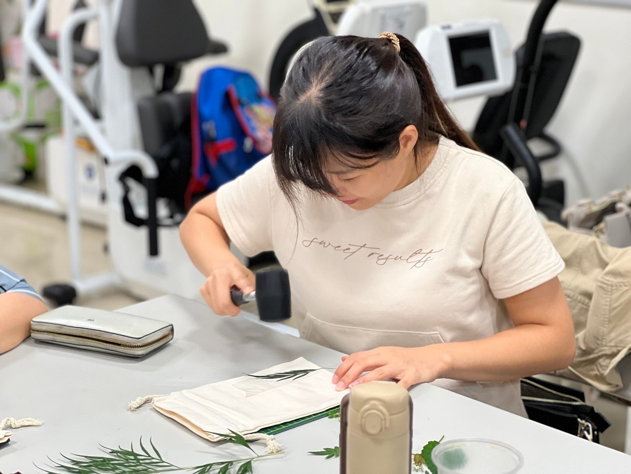 花草拓印是利用敲擊的方式,將花葉汁液及型態,印壓到布面上_0